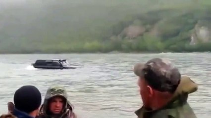Une jeep roule dans un lac en russie... normal
