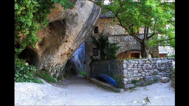 Le village de Castelbouc dans les gorges du Tarn Lozère .wmv