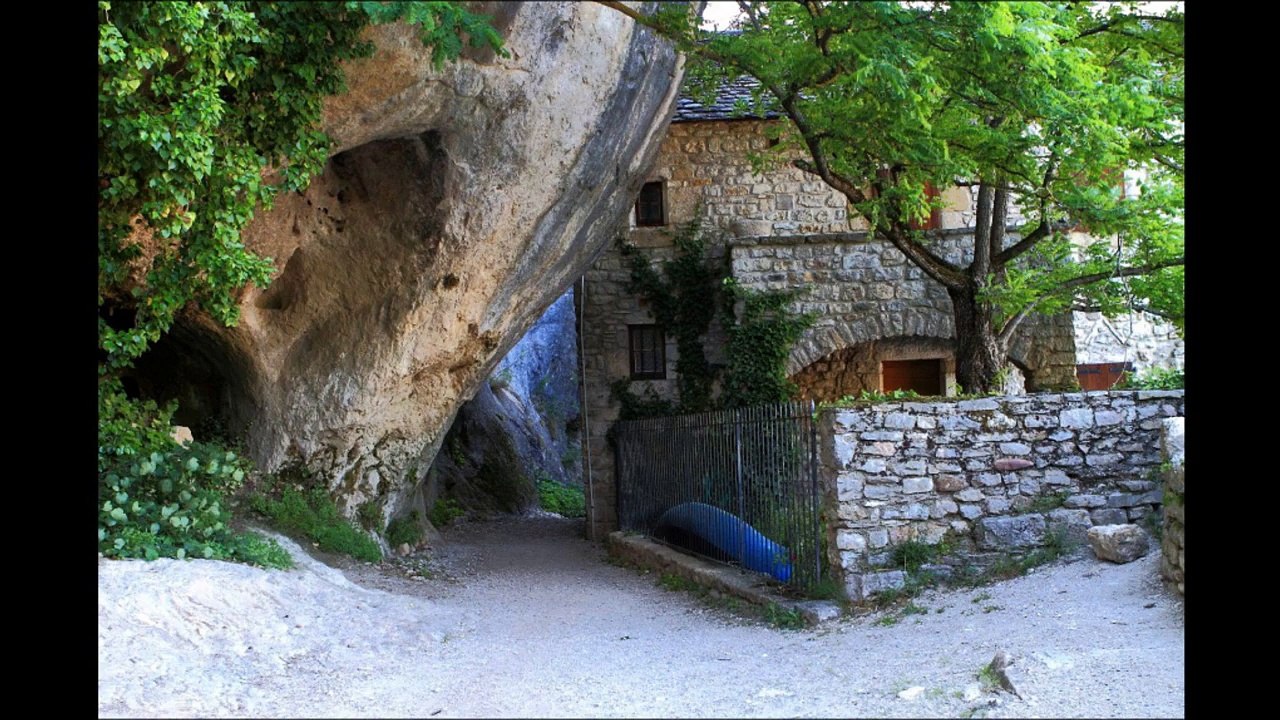 Le village de Castelbouc dans les gorges du Tarn Lozère .wmv