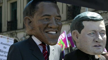 Caricaturas de líderes mundiales encabezan marcha contra la G7