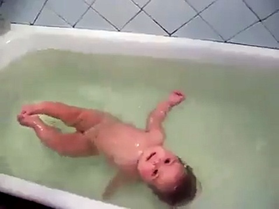 Havuza Hazırlık Yapıyor