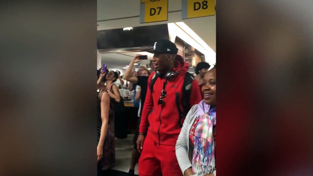 Les troupes du Roi Lion et d'Aladdin improvisent un show à l'aéroport