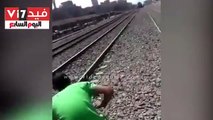 شاب يضع نفسه أسفل قطار أثناء مروره من أجل التقاط صوره
