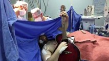 Jouer de la guitare pendant une opération du cerveau