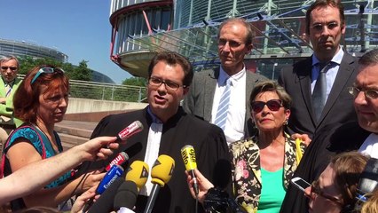 Maître Triomphe avocat des parents qui annonce que combat de poursuit