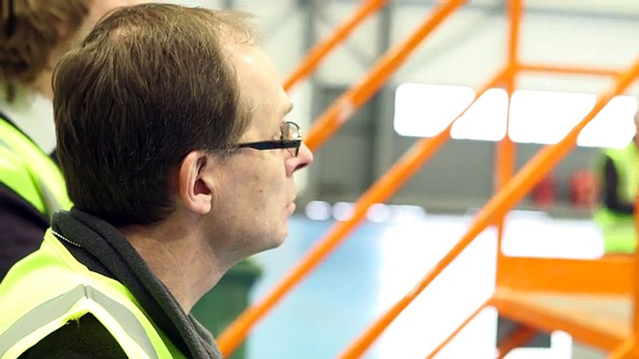 Un drone inspecte un avion d'easyJet