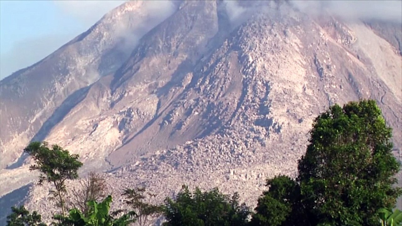 Evacuation des villages autour du volcan Sinabung en Indonésie