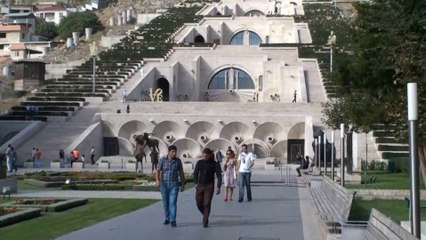 Erevan : Cascade, Génocide et peinture moderne - tout un monde
