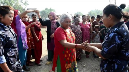 Népal: la police apprend l'autodéfense aux rescapés du séisme