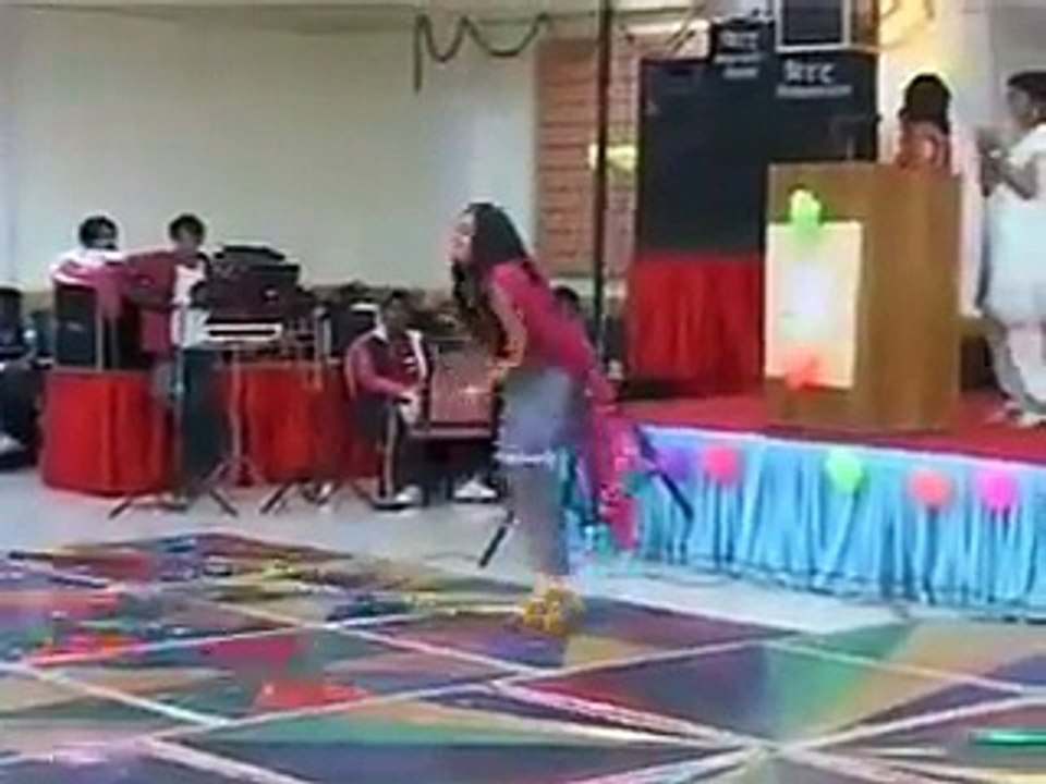Indian Girls dancing on Punjabi Songs