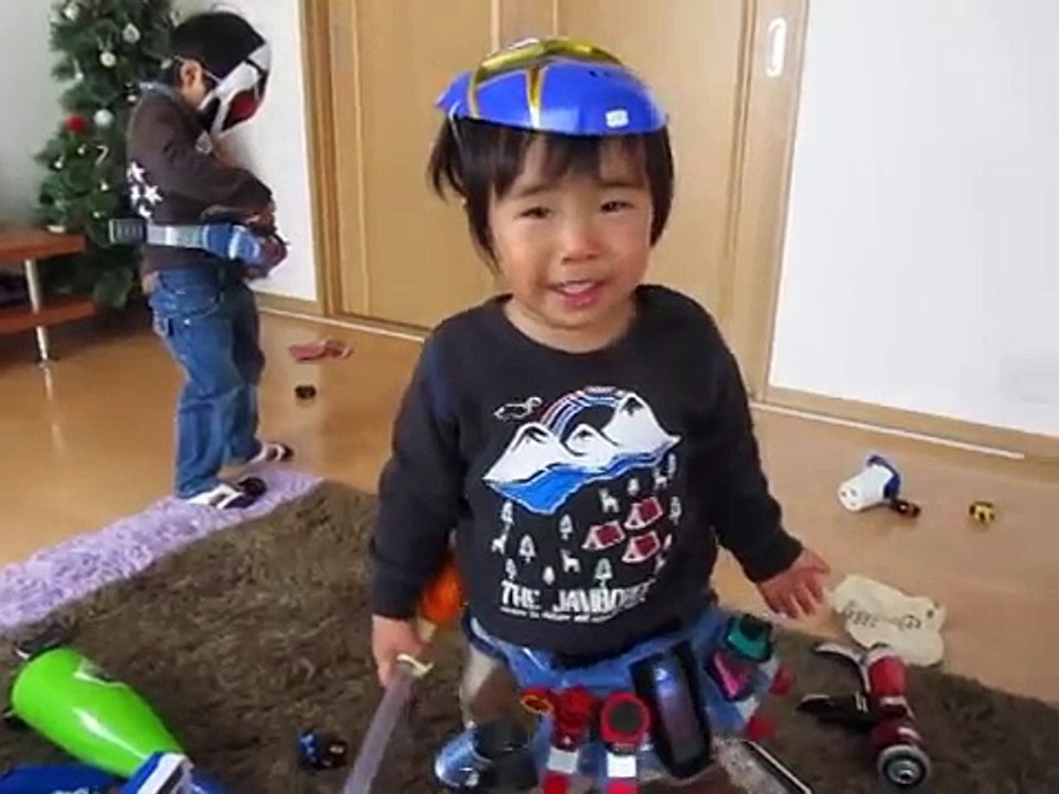 仮面ライダーフォーゼ変身ベルトで遊ぶフォーゼとゴーカイブルー