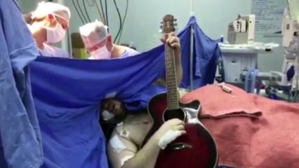 Tải video: Opéré d’une tumeur, il joue de la guitare afin de faciliter la tâche des médecins