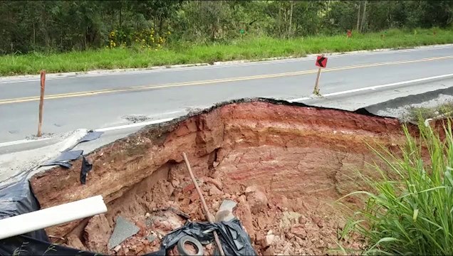 Vídeo mostra buraco gigante em trecho da BR 262