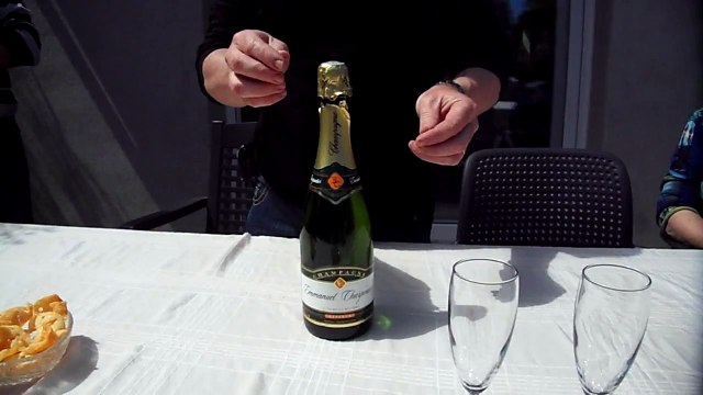 Comment déboucher une bouteille de Champagne sans risque