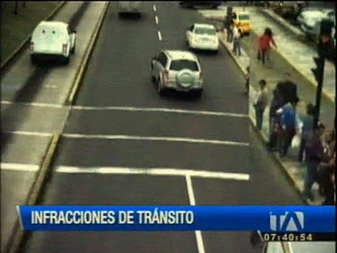 Cámaras de la AMT graban a taxistas invadiendo las vías exclusivas