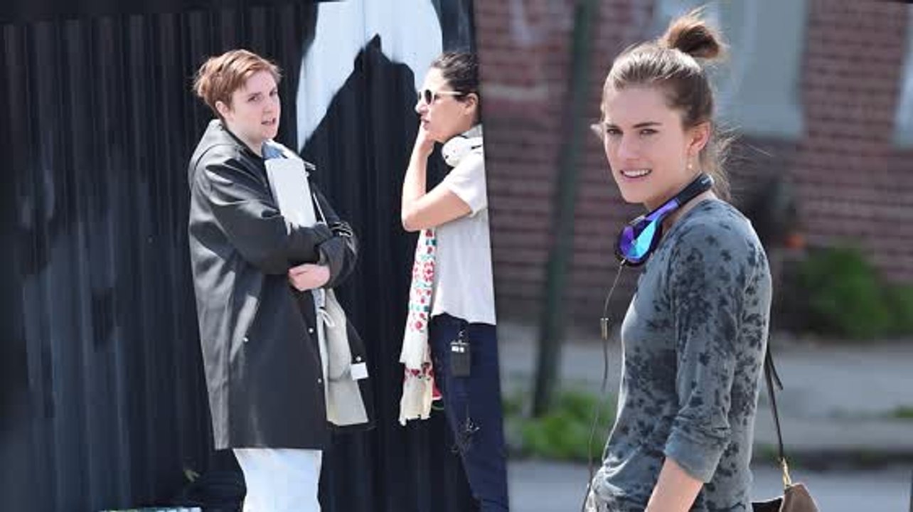 Lena Dunham y Allison Williams en el set de Girls con Christopher Abbott