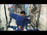 Japon astronot uzay istasyonunda merak edilenleri yapıyor