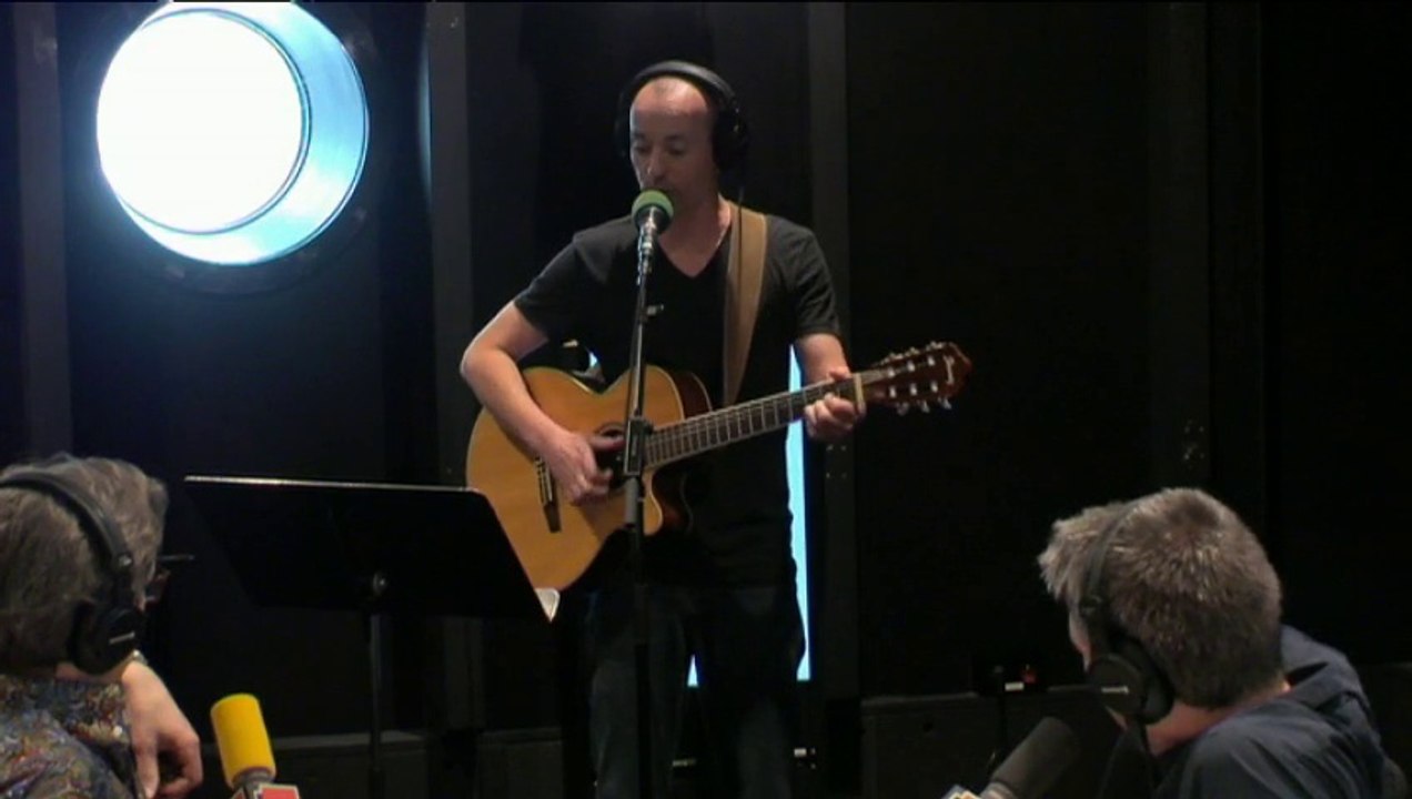 "Tes venou et tou n'es pas parti ": Frédéric Fromet chante Thévenoud