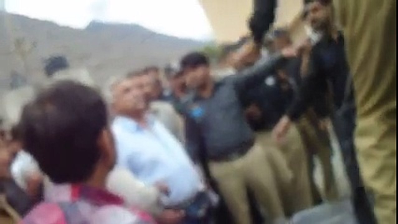 4-6-2015 ko Gilgit ma 7 Qoomparast karkunon ko giriftaar kiya giya...watch full video