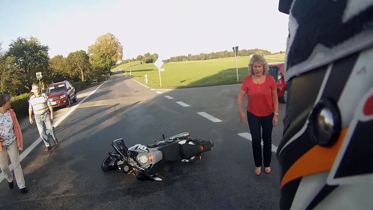 KTM Duke 125 Crash with Car (German)