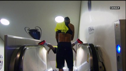 Dani Alves y la curiosa forma de bajar las escaleras en el Olímpico de Berlín