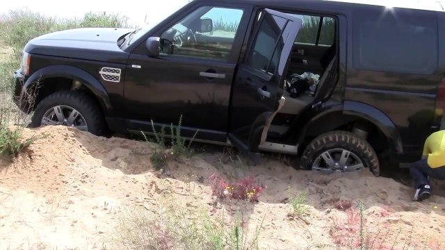 Land rover discovery 4 land rover Has got stuck in sand