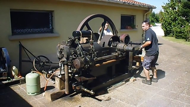 démarrage à la main d'un ancien moteur fixe de marque Winterthur