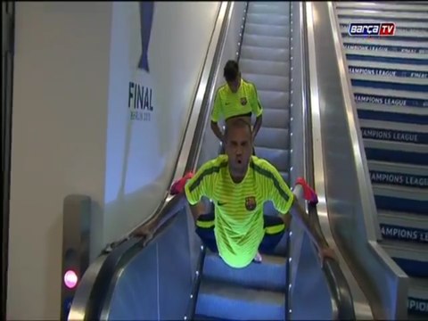 Daniel Alves apronta antes do treino para a Final
