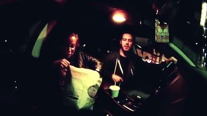 Il se ridiculise en faisant sa demande en mariage au McDrive