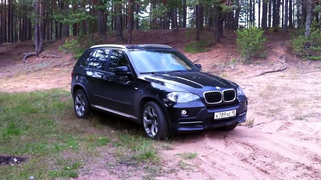 BMW X5 E70 offroad in the sand