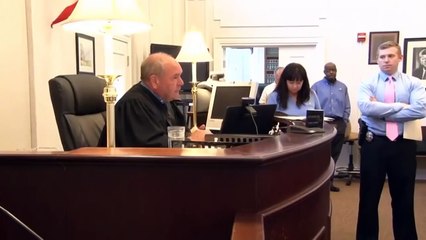 Il doit Choisir entre la Prison ou du Gaz Poivré dans les Yeux