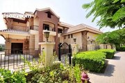 Luxurious Mansion with Private Pool and Full Lake view in Jumeirah Islands - mlsae.com