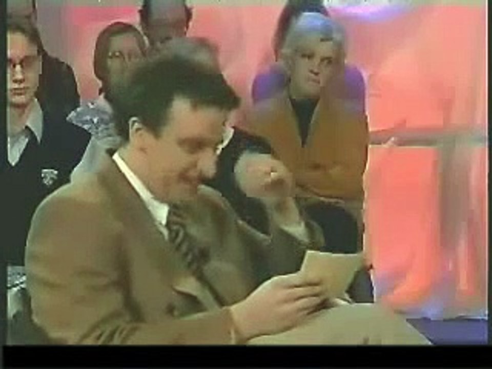 Moderator kriegt Lachanfall