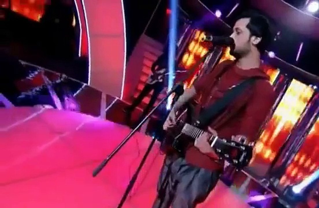 GIRL KISSING AND HUGGING ATIF ASLAM IN INDIA