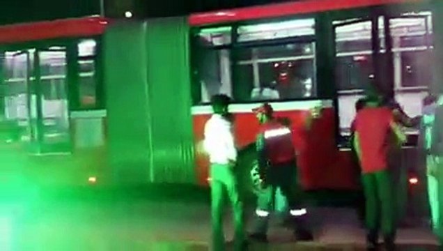 Dekhiye Hamarai Awam Metro Ke Liye Kis Tarah Pag'al Ho Rahi Hai?