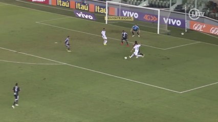 Errou feio! Ricardo Oliveira recebe belo passe, mas fura e cai