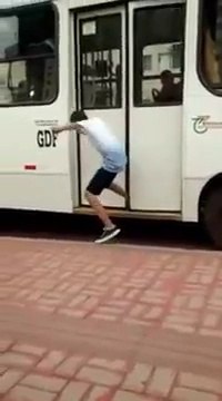 Blague du lacet à un chauffeur de bus (Fail) : jambe coincée!