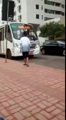 Le fils de Michel tente de faire une blague à un chauffeur de bus