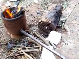 Fundindo alumínio e ferro em forno de fundição caseiro