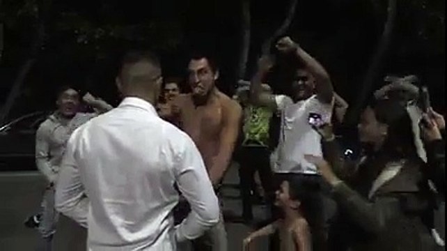 Manaia Cherrington surpris par le haka de ses amis