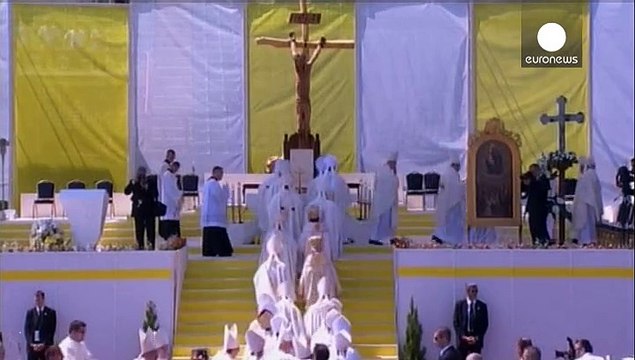 رأس الكنيسة الكاثوليكية يصل إلى سراييفو رمز التمزق الديني والعرقي