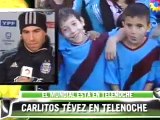 Carlitos Tevez habla con sus amigos del fuerte