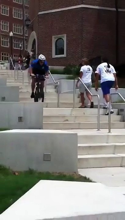 Worst police officer ever : he hates bikes