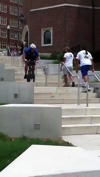 Worst police officer ever : he hates bikes