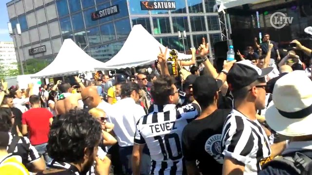 Torcida da Juventus faz a festa nas ruas de Berlim