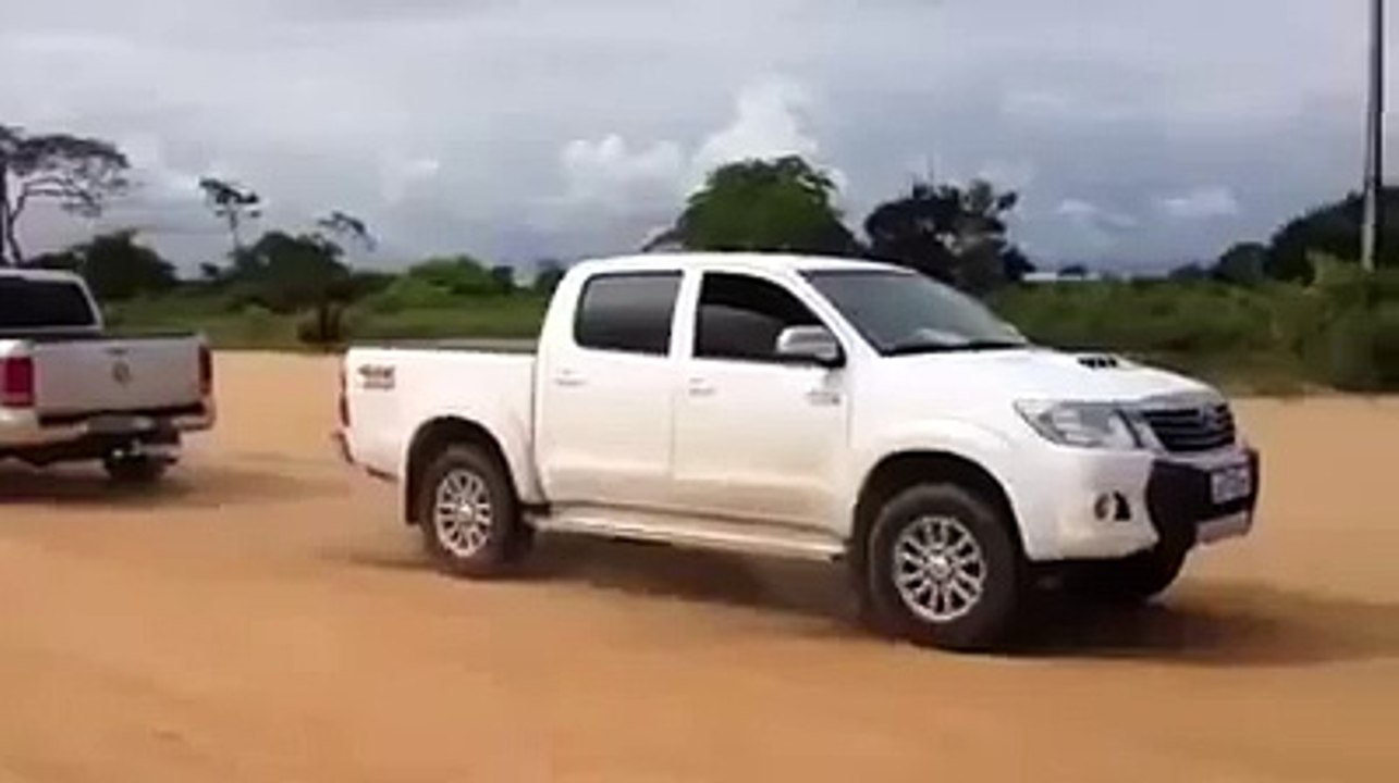 TOYOTA HILUX vs VOLKSWAGEN AMAROK
