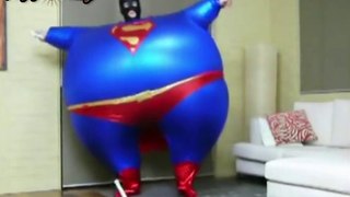 [VIDEO FUN] Superman gonflé a BLOC ! Costume de superman gonflable.