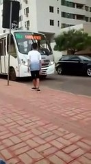 Voici Pourquoi il ne faut JAMAIS Faire la Blague du Lacet à un Bus