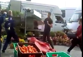 4 Policiers pour immobiliser un homme