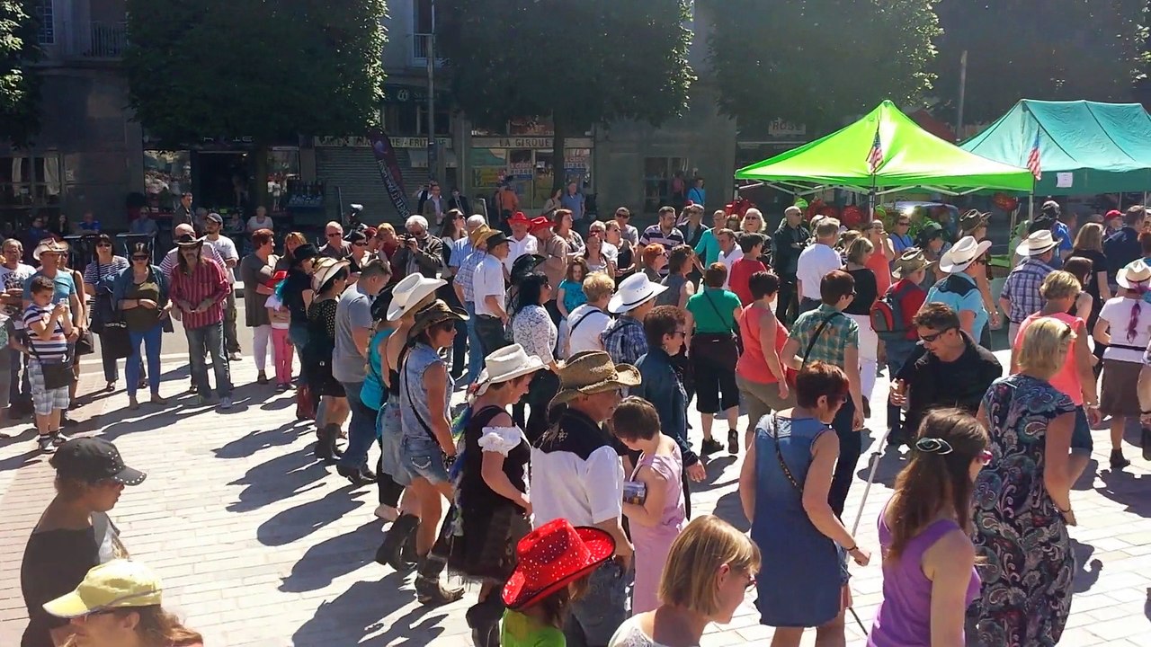 6 juin 2015 : flashmod de danse country sur la place d'Armes de Douai